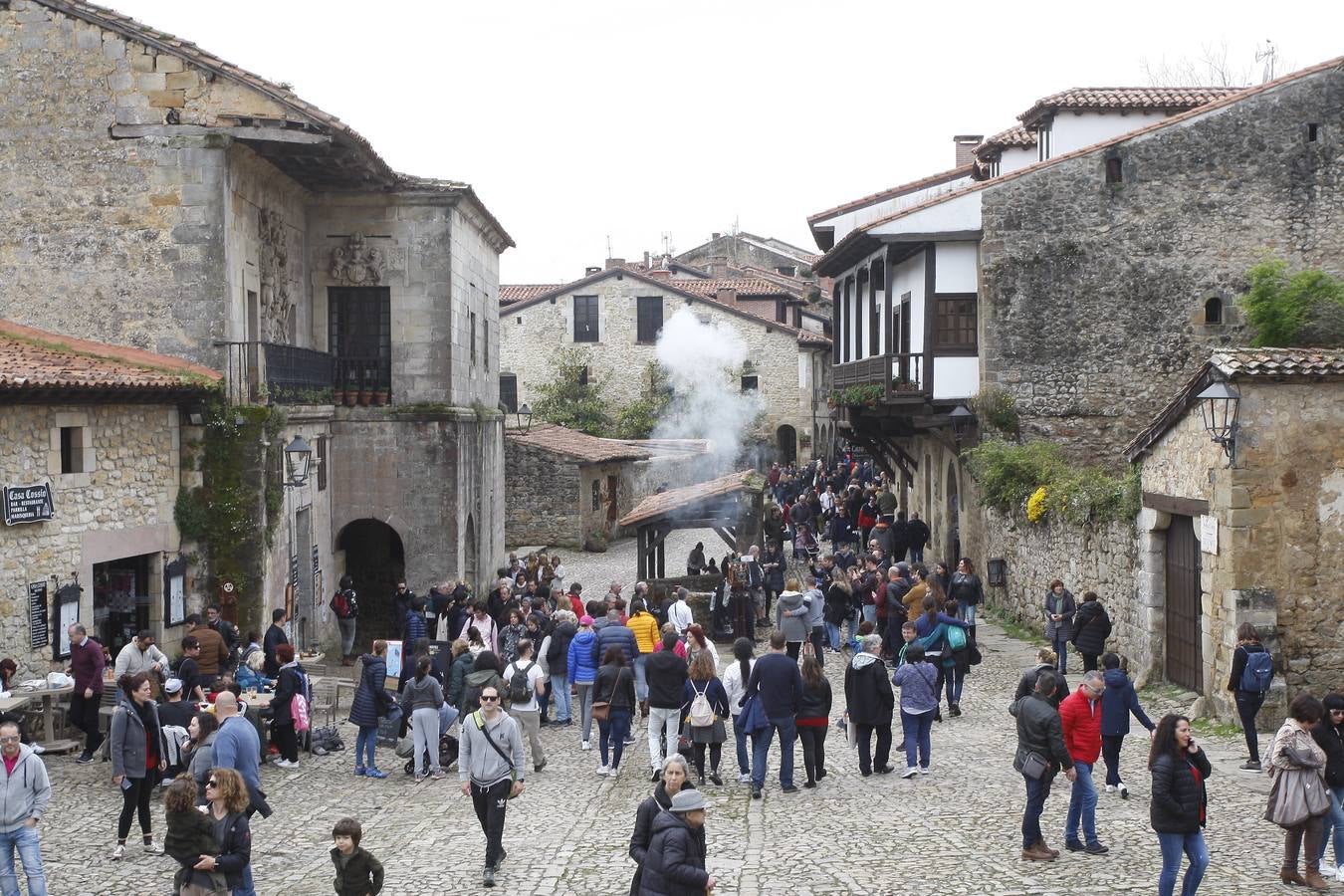 Miles de turistas abarrotan la villa de Santillana del Mar este Viernes Santo