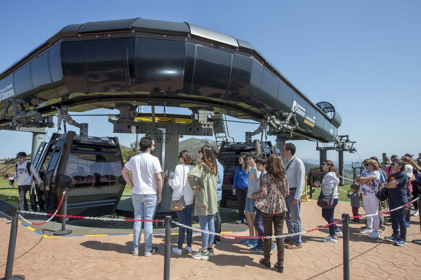 Las colas del parque, que ha colgado el cartel de completo, también se reflejaban en las diferentes zonas