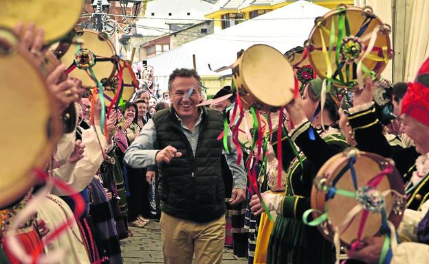 Roberto Brasero, el 'hombre del tiempo' de Antena 3, escoltado por las pandereteras. 