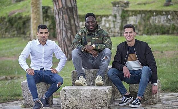 Boughaba Frimane, Barry Aliou y Zakarie El Ahmdi, antiguos usuarios de los centros cántabros para 'menas', en el parque de Los Pinares de Santander.