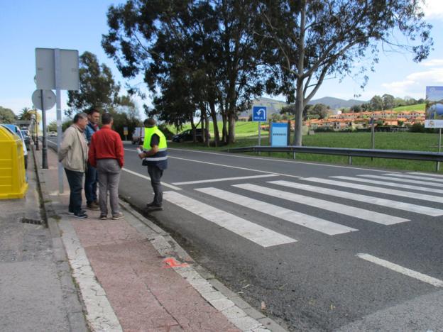 Cué ha estado con técnicos de Obras Públicas visitando la zona para determinar la actuación. 