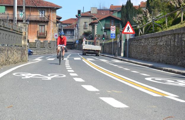 Un ciclista circula por una zona específica para bicicletas en Limpias. :: i. b.