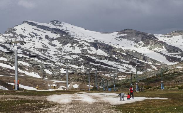 lto Campoo cerró hace ya algunos días el área esquiable que está ubicada en la cota más baja (la de 1.600 metros) por falta de nieve. 