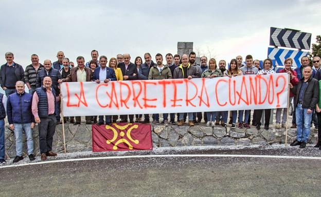 El candidato al Congreso y el presidente de Cantabria, junto a los candidatos de la comarca del Asón. 