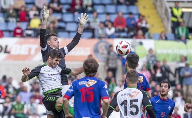 Óscar Gil trata de alcanzar, ante el meta Tena, un balón colgado al área del Amorebieta. 