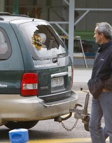 Imagen secundaria 2 - Arriba, un remero de Astillero explica a Camargo que las protestas no son contra ellos. Abajo, Camargo ondea la bandera. Y la luna rota de la furgoneta Federativa.