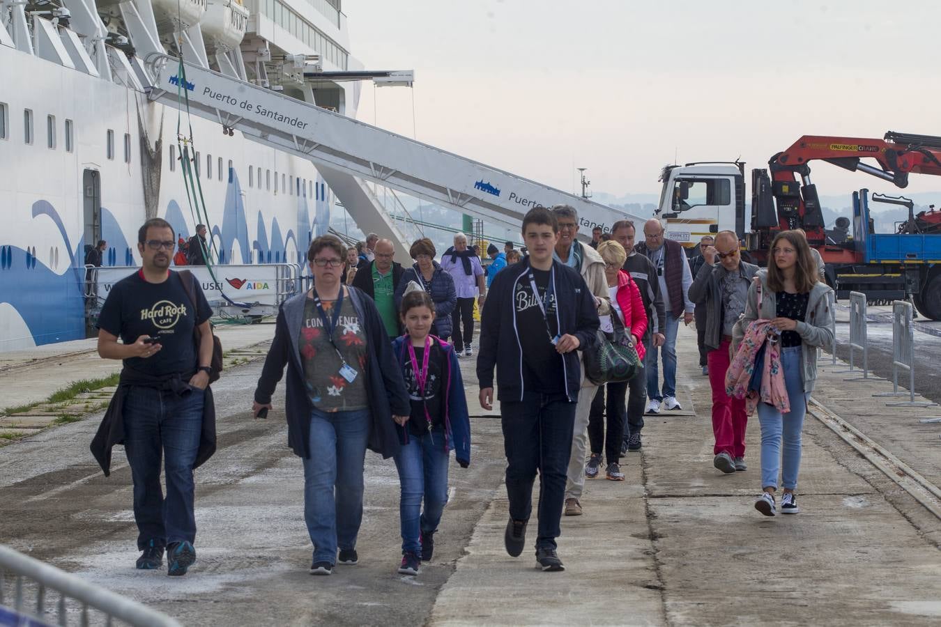 Más de 2.500 cruceristas, en su mayoría alemanes, han llegado esta mañana a Santander en el barco 'AidaSol', que ha atracado en Raos, debido a su enorme volumen. Los turistas han viajado en autobuses hasta Santander y también a otros puntos de la geografía cántabra, como Santillana del Mar, donde pasar este lunes. A las 18.00 horas volverán a embarcar para seguir su viaje rumbo al puerto francés de Le Havre 