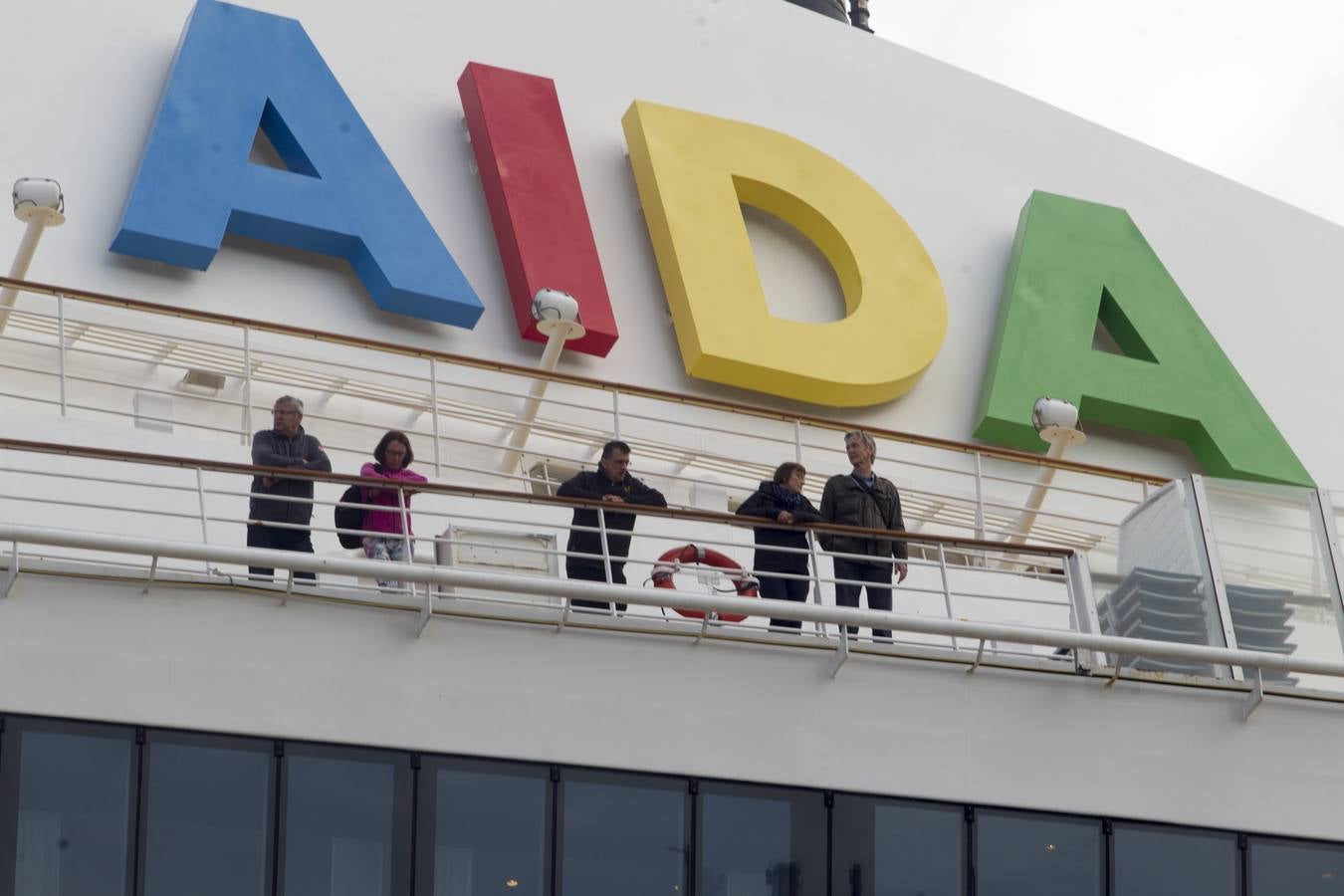 Más de 2.500 cruceristas, en su mayoría alemanes, han llegado esta mañana a Santander en el barco 'AidaSol', que ha atracado en Raos, debido a su enorme volumen. Los turistas han viajado en autobuses hasta Santander y también a otros puntos de la geografía cántabra, como Santillana del Mar, donde pasar este lunes. A las 18.00 horas volverán a embarcar para seguir su viaje rumbo al puerto francés de Le Havre 