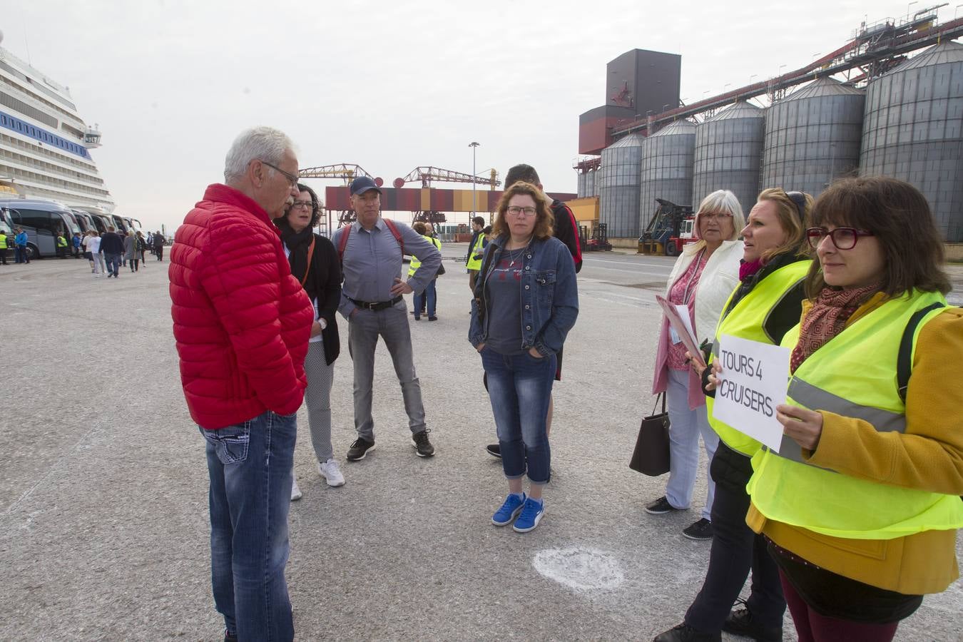 Más de 2.500 cruceristas, en su mayoría alemanes, han llegado esta mañana a Santander en el barco 'AidaSol', que ha atracado en Raos, debido a su enorme volumen. Los turistas han viajado en autobuses hasta Santander y también a otros puntos de la geografía cántabra, como Santillana del Mar, donde pasar este lunes. A las 18.00 horas volverán a embarcar para seguir su viaje rumbo al puerto francés de Le Havre 