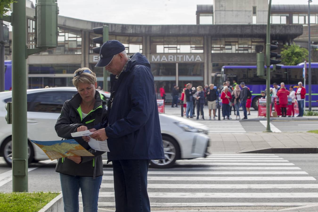 Más de 2.500 cruceristas, en su mayoría alemanes, han llegado esta mañana a Santander en el barco 'AidaSol', que ha atracado en Raos, debido a su enorme volumen. Los turistas han viajado en autobuses hasta Santander y también a otros puntos de la geografía cántabra, como Santillana del Mar, donde pasar este lunes. A las 18.00 horas volverán a embarcar para seguir su viaje rumbo al puerto francés de Le Havre 