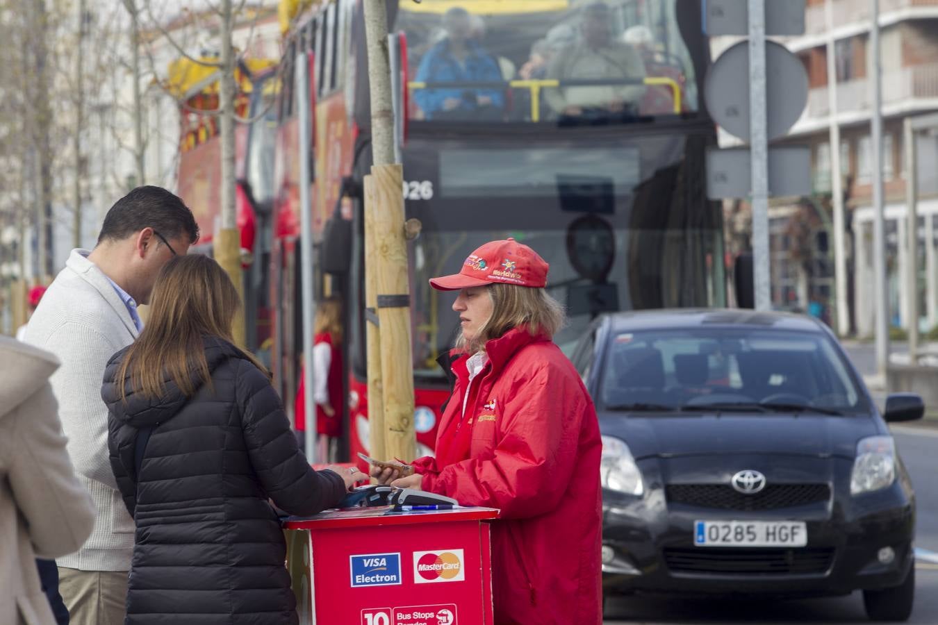 Más de 2.500 cruceristas, en su mayoría alemanes, han llegado esta mañana a Santander en el barco 'AidaSol', que ha atracado en Raos, debido a su enorme volumen. Los turistas han viajado en autobuses hasta Santander y también a otros puntos de la geografía cántabra, como Santillana del Mar, donde pasar este lunes. A las 18.00 horas volverán a embarcar para seguir su viaje rumbo al puerto francés de Le Havre 