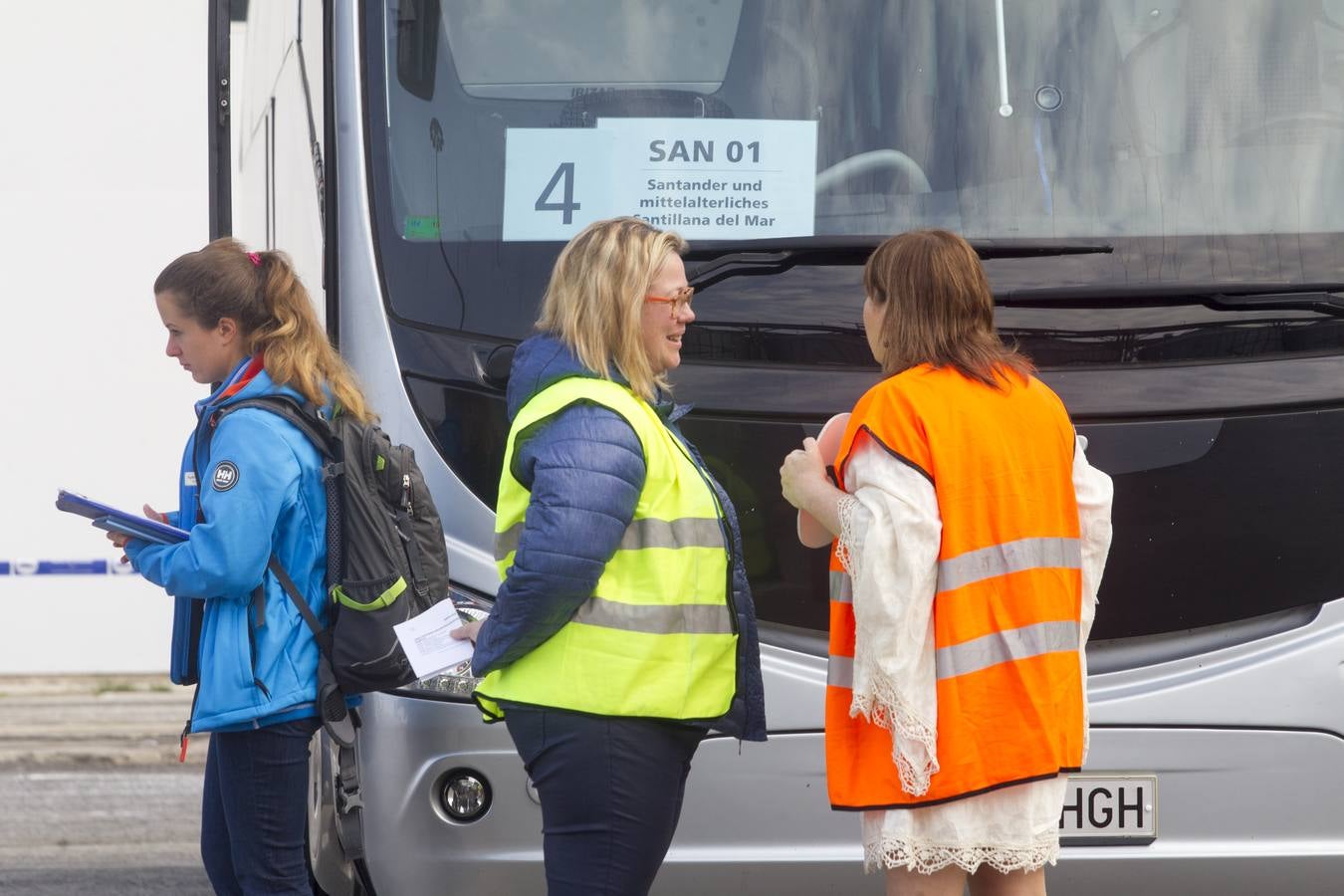 Más de 2.500 cruceristas, en su mayoría alemanes, han llegado esta mañana a Santander en el barco 'AidaSol', que ha atracado en Raos, debido a su enorme volumen. Los turistas han viajado en autobuses hasta Santander y también a otros puntos de la geografía cántabra, como Santillana del Mar, donde pasar este lunes. A las 18.00 horas volverán a embarcar para seguir su viaje rumbo al puerto francés de Le Havre 