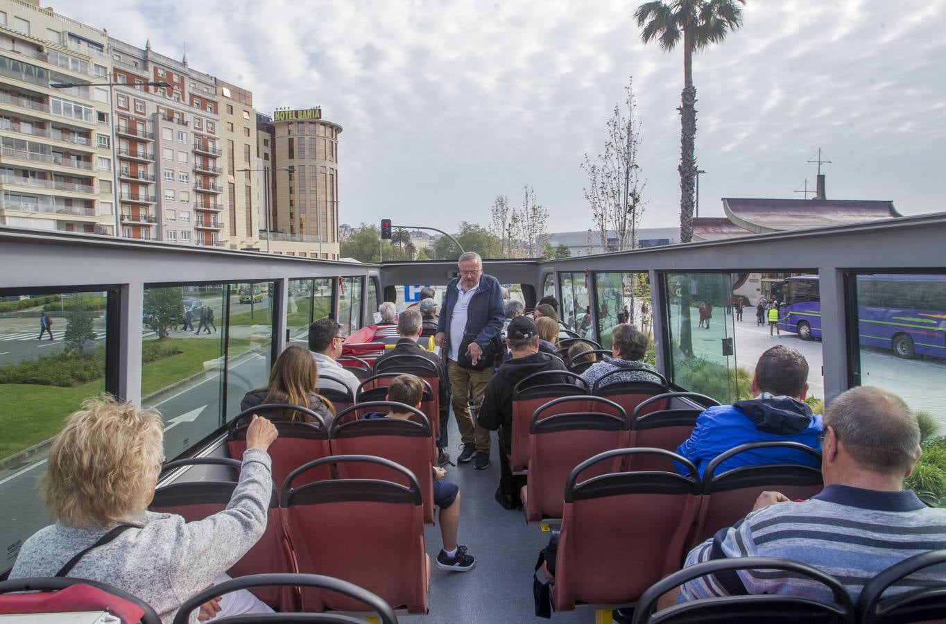 Más de 2.500 cruceristas, en su mayoría alemanes, han llegado esta mañana a Santander en el barco 'AidaSol', que ha atracado en Raos, debido a su enorme volumen. Los turistas han viajado en autobuses hasta Santander y también a otros puntos de la geografía cántabra, como Santillana del Mar, donde pasar este lunes. A las 18.00 horas volverán a embarcar para seguir su viaje rumbo al puerto francés de Le Havre 