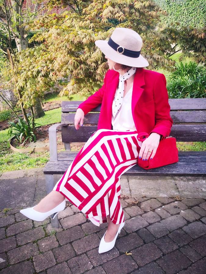 ¿Qué os parece con 'blazer' roja 'oversize' y sombrero?