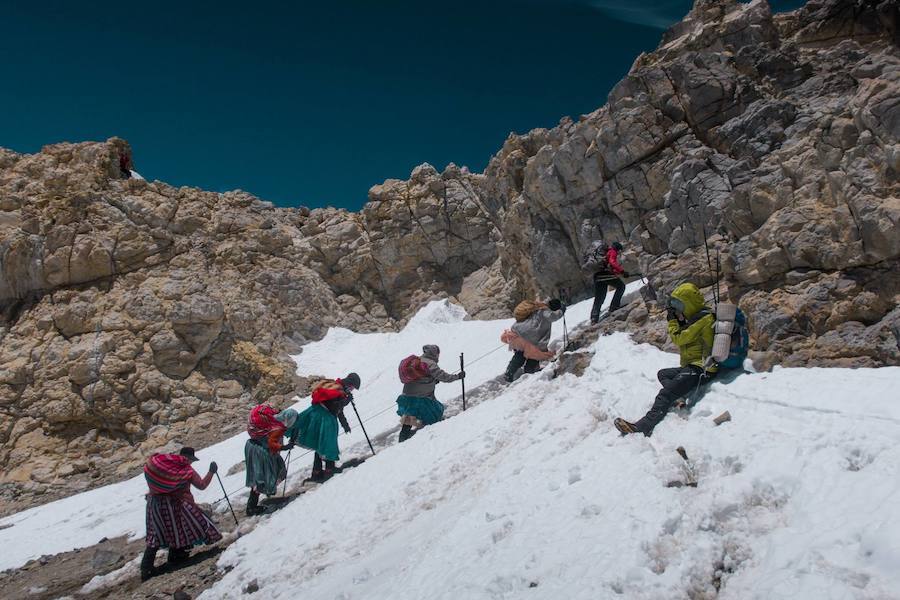 Hace tres años once mujeres indígenas aymaras de entre 22 y 50 años que trabajaban como portadoras ycocineras para montañeros en los campos base y montañismo de Bolivia se unieron para escalar cimasvestidas con su atuendo tradicional para demostrar a quienes no confiaban e ellas que podían llegar a lascumbres. En la imagen, practican el descenso de un glaciar en la montaña Huayna Potosí, situada en elnoroeste de Bolivia, a 25 km de La Paz, provistas de crampones, unos de los materiales de alpinismo yescalada indispensables para poder avanzar por los terrenos helados. Esta cima se alza monolíticamenteentre roca, hielo y nieve hasta los 6.088 metros de altitud.