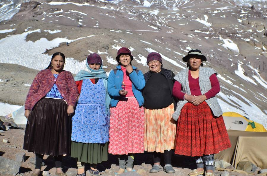 Hace tres años once mujeres indígenas aymaras de entre 22 y 50 años que trabajaban como portadoras ycocineras para montañeros en los campos base y montañismo de Bolivia se unieron para escalar cimasvestidas con su atuendo tradicional para demostrar a quienes no confiaban e ellas que podían llegar a lascumbres. En la imagen, practican el descenso de un glaciar en la montaña Huayna Potosí, situada en elnoroeste de Bolivia, a 25 km de La Paz, provistas de crampones, unos de los materiales de alpinismo yescalada indispensables para poder avanzar por los terrenos helados. Esta cima se alza monolíticamenteentre roca, hielo y nieve hasta los 6.088 metros de altitud.