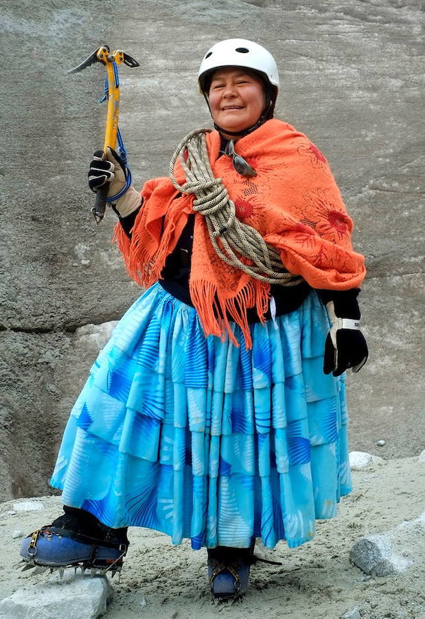 Hace tres años once mujeres indígenas aymaras de entre 22 y 50 años que trabajaban como portadoras ycocineras para montañeros en los campos base y montañismo de Bolivia se unieron para escalar cimasvestidas con su atuendo tradicional para demostrar a quienes no confiaban e ellas que podían llegar a lascumbres. En la imagen, practican el descenso de un glaciar en la montaña Huayna Potosí, situada en elnoroeste de Bolivia, a 25 km de La Paz, provistas de crampones, unos de los materiales de alpinismo yescalada indispensables para poder avanzar por los terrenos helados. Esta cima se alza monolíticamenteentre roca, hielo y nieve hasta los 6.088 metros de altitud.