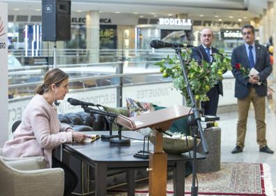 Imagen secundaria 1 - 1. En los soportales: Gil también sacó los libros a la calle para celebrar la jornada. | 2. Lectura continuada: El Corte Inglés se convirtió en punto de encuentro de lectores. | 3. La Biblioteca Central acogió talleres, cuentacuentos y se proyectó la película 'La librería'. 