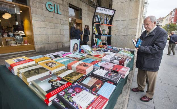 Imagen principal - 1. En los soportales: Gil también sacó los libros a la calle para celebrar la jornada. | 2. Lectura continuada: El Corte Inglés se convirtió en punto de encuentro de lectores. | 3. La Biblioteca Central acogió talleres, cuentacuentos y se proyectó la película 'La librería'. 