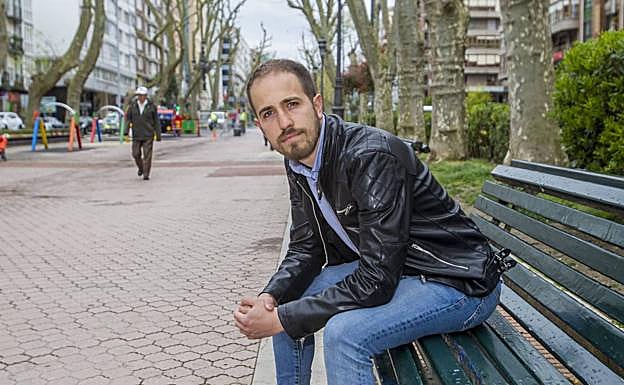 El candidato de Podemos por Cantabria al congreso de los diputados, Luis del Piñal, en la Alameda de Oviedo. 