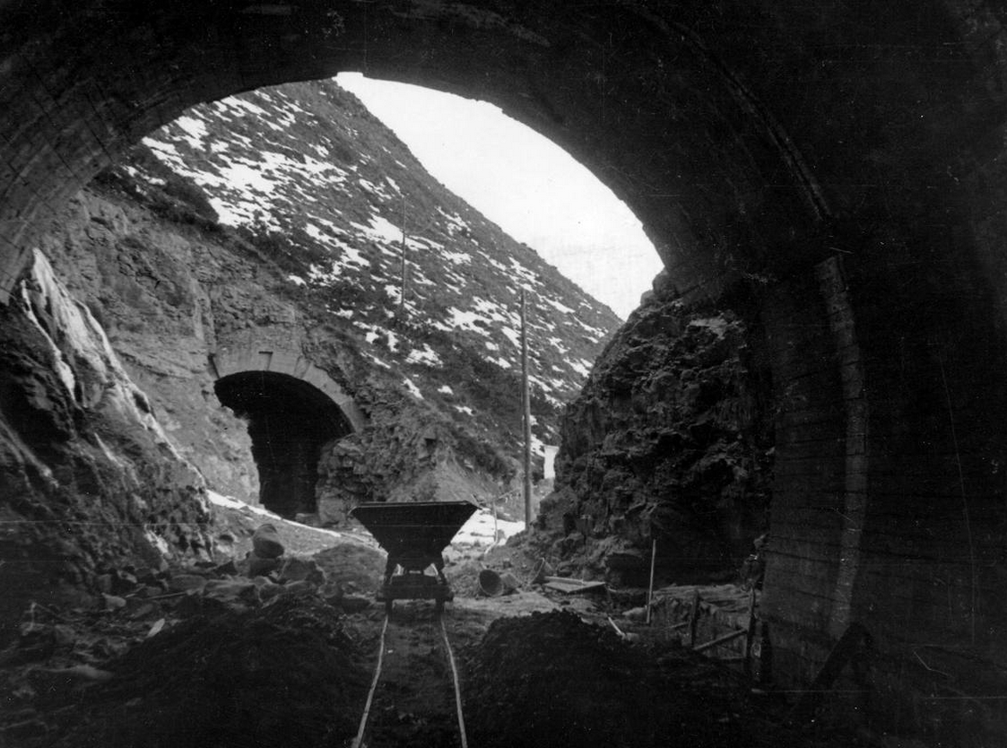 Túnel de El Morro, con el de El Morrito al fondo, en Yera durante su construcción en los años cuarenta.