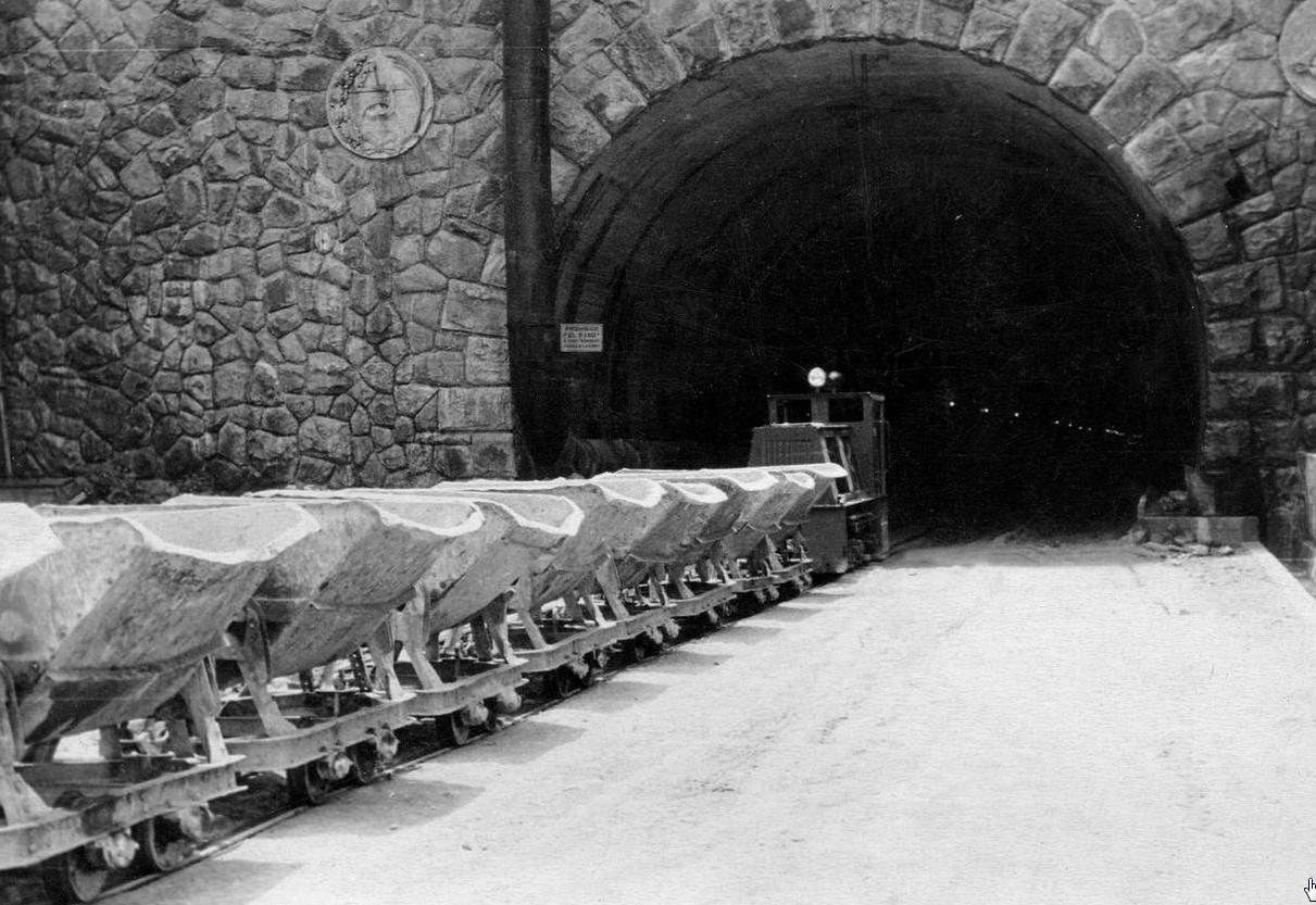 Vagonetas tiradas por una máquina a la entrada del túnel de La Engaña por la parte del valle del Pas. Años 50.