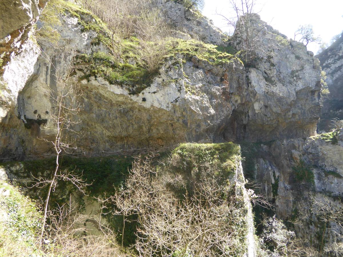 Para muchos aficionados al senderismo este recorrido es incluso más bello que la famosa 'garganta' y, además, el paseo no está muy masificado