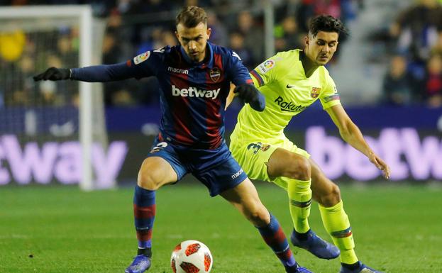 'Chumi' (d) pugna por un balón en el partido copero ante el Levante.