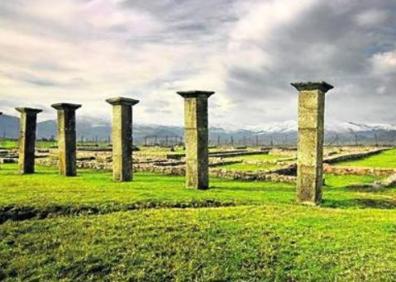 Imagen secundaria 1 - Restos arqueológicos de Julióbriga y de la iglesia de Santa María. | Columnas de la antigua ciudad romana de Julióbriga. | Picota de Bárcena Pie de Concha.