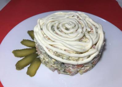 Imagen secundaria 1 - Arriba, esturión a la sartén. Abajo a la izquierda, un plato de 'Olyvie' que es la ensaladilla rusa de verdad; y a la derecha, pelmeni rellenos de carne picada de tudanca.