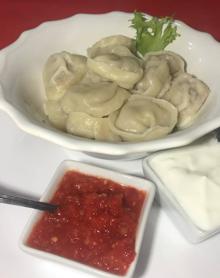 Imagen secundaria 2 - Arriba, esturión a la sartén. Abajo a la izquierda, un plato de 'Olyvie' que es la ensaladilla rusa de verdad; y a la derecha, pelmeni rellenos de carne picada de tudanca.