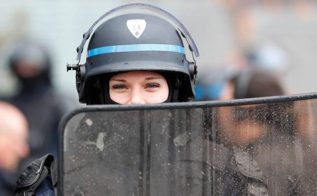 Una policia antidisturbios, en una calle de París.