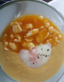 Imagen secundaria 2 - Arriba, tortos con buey de mar y huevo roto. Abajo al a izquierda, Una muestra de los postres caseros del Mirador de Suso; y a la derecha, callos de bacalao.