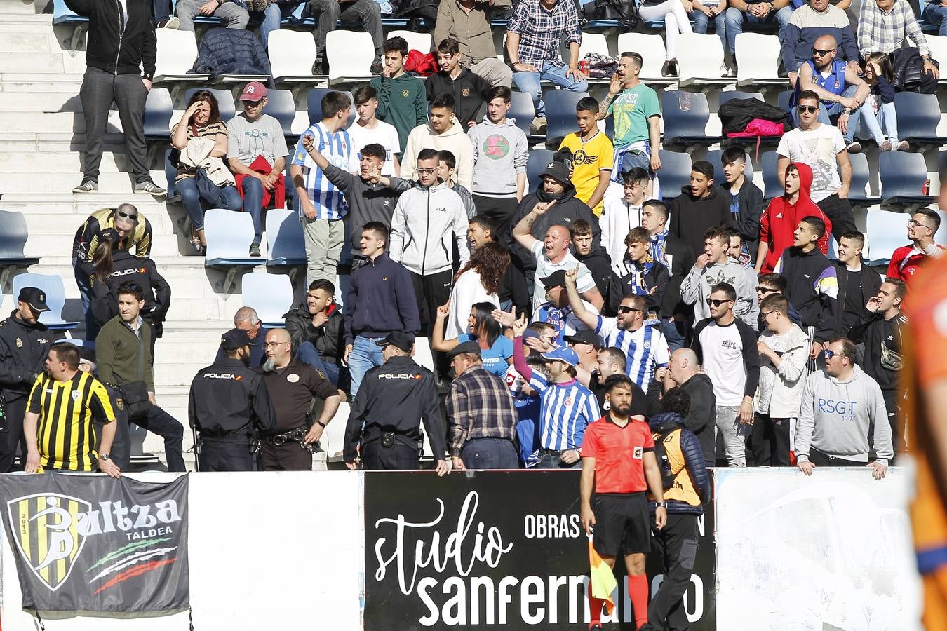 Trifulca entre los aficionados de ambos equipos