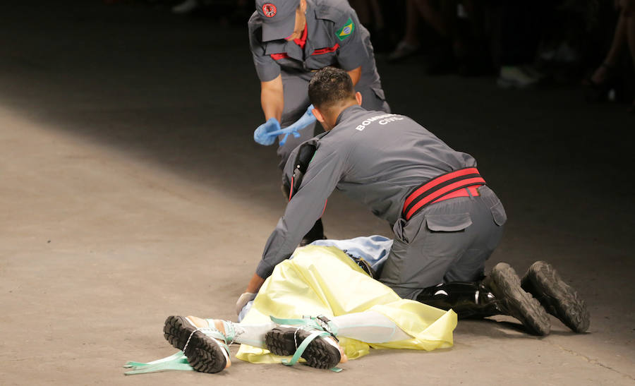 Tales Cotta, de 26 años, se desmayó en pleno desfile durante la Semana de la Moda de Sao Paulo