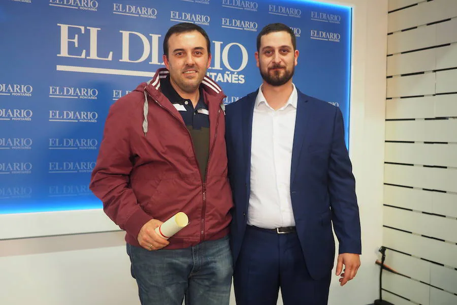 Panadería El Cruce (Vega de Pas). Recogió el diploma Joaquín Cobo de manos de Víctor Castanedo.