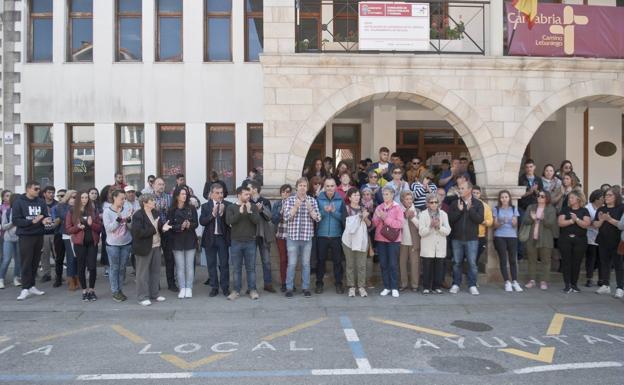 Vecinos de Reocín guardan un minuto de silencio por su joven vecino fallecido en una pelea en San Sebastián