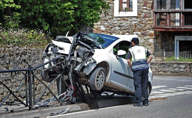 Un coche se sale de la vía en Cabezón y casi termina partido en dos