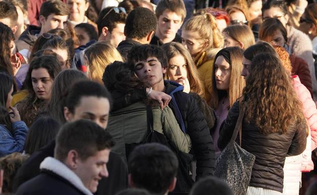 Imagen principal - Más de un millar de personas se concentran frente al Ayuntamiento en repulsa por la muerte del joven agredido en Donostia