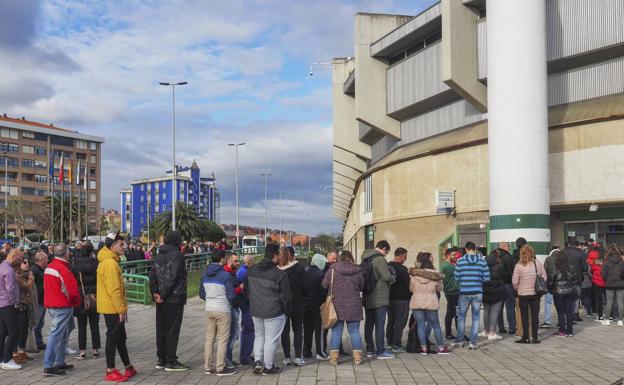 Aficionados racinguistas hacen colas en El Sardinero para adquirir entradas.