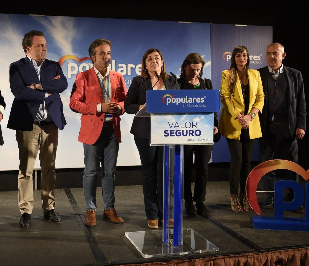 Maria José Sáenz de Buruaga se dirige a los simpatizantes presnetes en la sede del PP