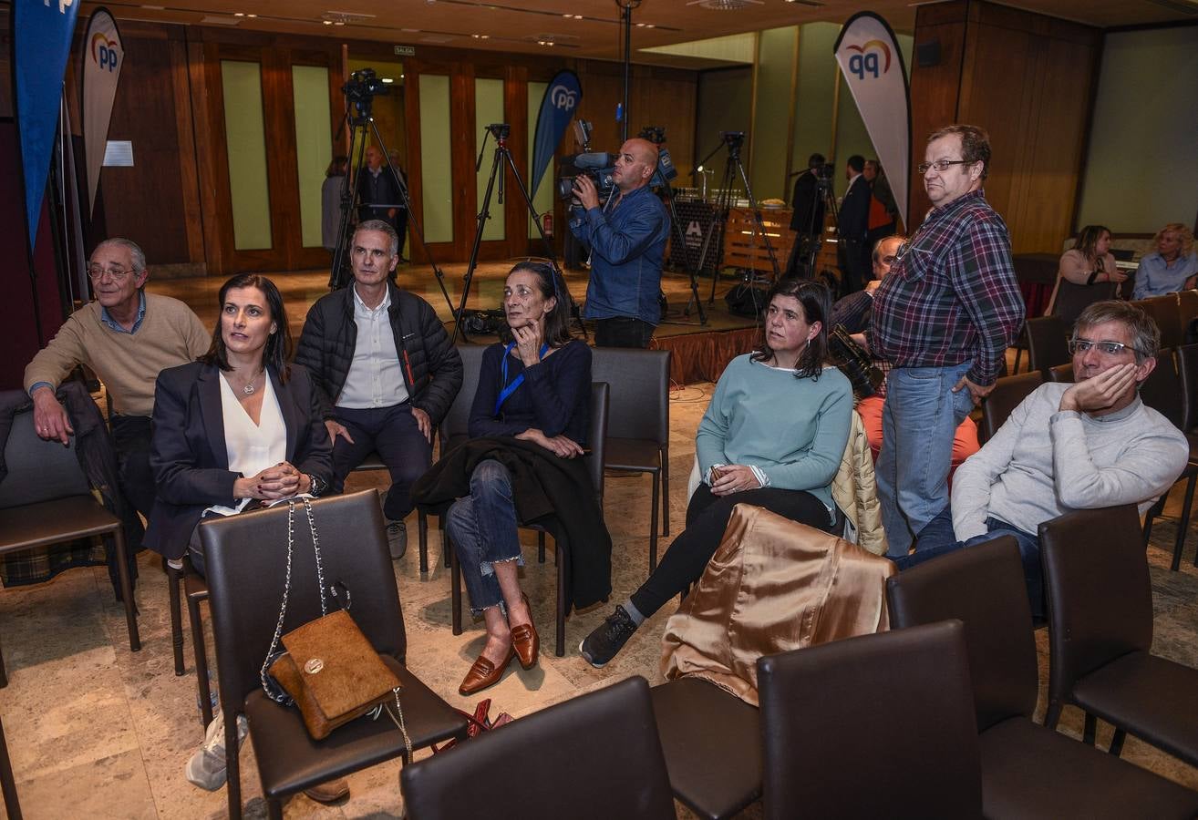 Los populares siguieron el escrutinio desde un salón del Hotel Santemar.