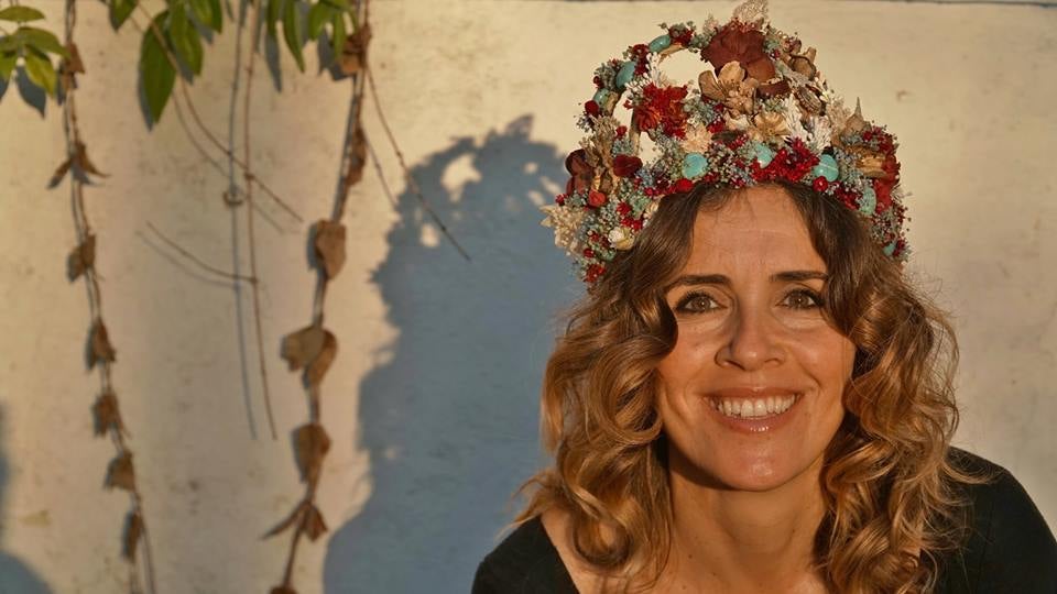 Carmen Muro y Cheward Román comenzaron en los mercadillos con sus tocados y coronas, que conquistaron a la actriz Sarah Jessica Parker