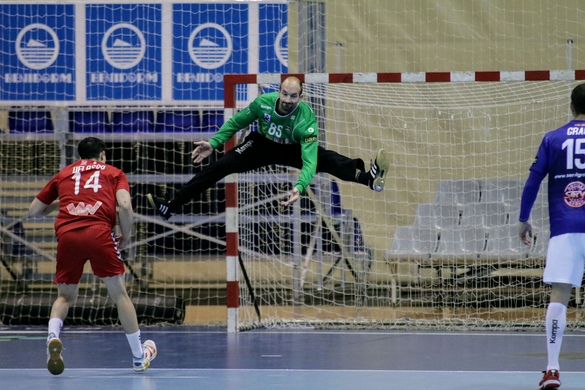 El portero Mijuskovic, en un partido defendiendo la meta del Benidorm.