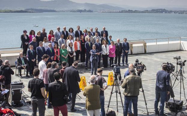 Imagen principal - Arriba posando frente a las càmas y abajo con el hijo de Marcano