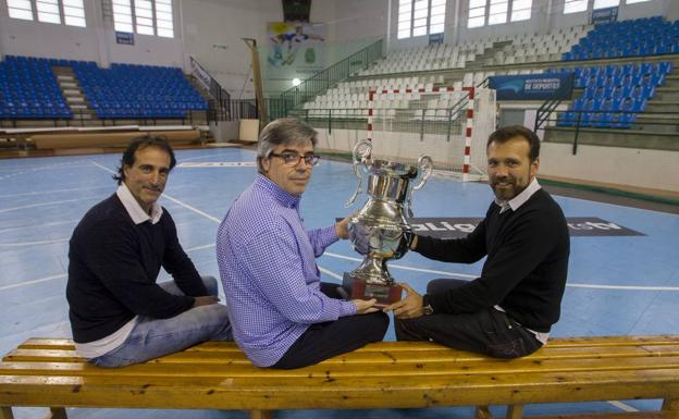 Rodrigo Reñones, Alberto Urdiales yJuan Domínguez sostienen la Copa en el lugar donde la consiguieron, el pabellón exterior de La Albericia. Los tres eran extremos, igual que Cabanas, y todos han asumido el rol de entrenador. 