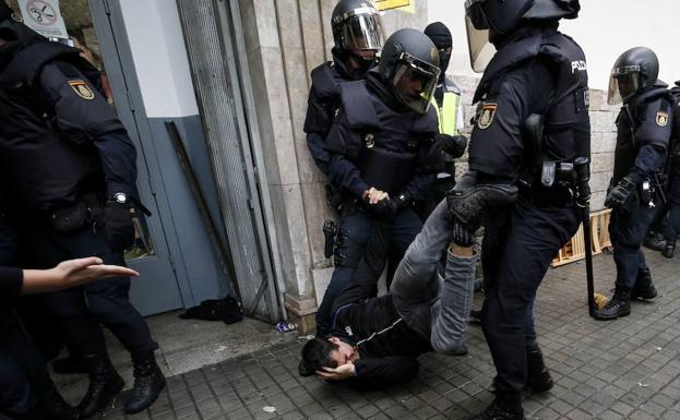 La Policía arrastra a un manifestante durante el 1-O. 