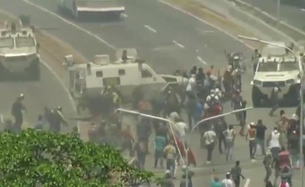 Una tanqueta arrolla a varios manifestantes en pleno levantamiento en Caracas