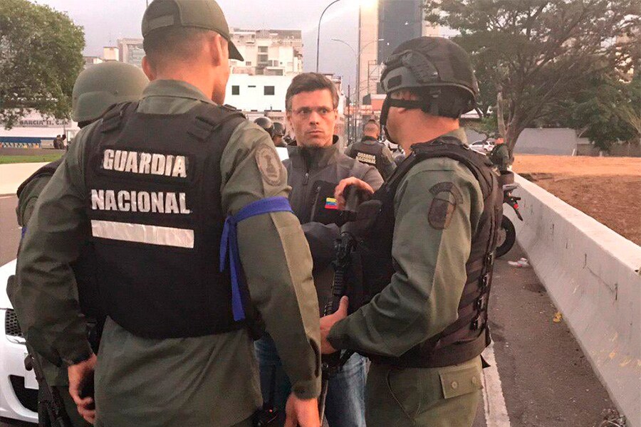 Leopoldo López conversa con militares.