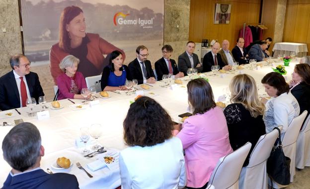 La alcaldesa de Santander, Gema Igual, se reunió ayer con cuarenta empresarios. :: dm